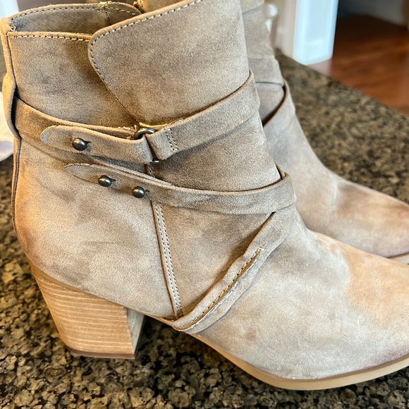 Suede light brown zip up low boot - Picture 2 of 4